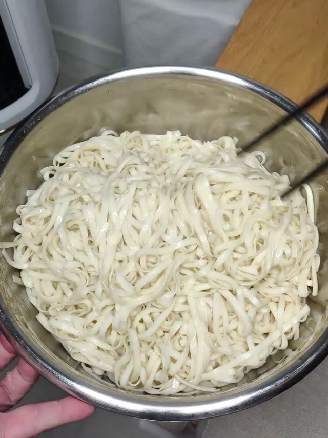 挂面变身冷面，美味新体验！