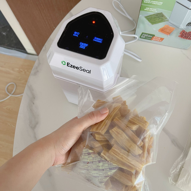 每个会生活的人都会爱上的EzeeSeal立式滚轮真空封口机