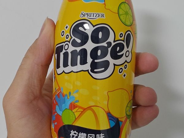 夏日冷饮之气泡不够丰富，甜味偏淡的事必胜柠檬口味气泡水