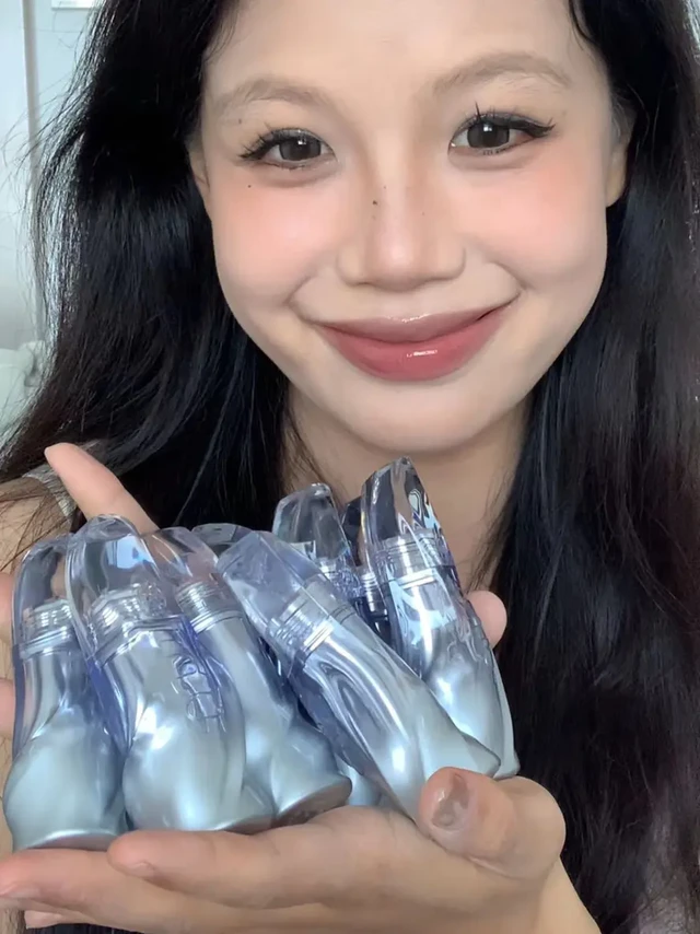 Uhue 新品镜面唇釉全试色！！！有点六边形战士那味了……
#Uhue镜面唇釉 #6D钻石镜面唇釉 #Uhue主场系列
#我的口红日记 #无滤镜口红试色