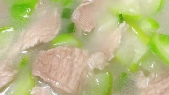 清爽丝瓜滑肉汤，清凉解暑，肉片嫩滑汤更鲜 