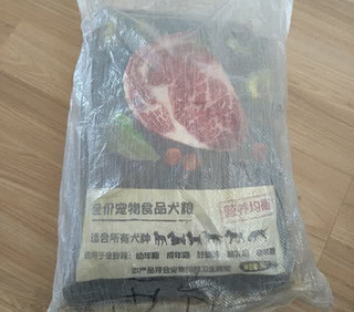 狗狗美食盛宴：万颐肉粒双拼狗粮，让爱犬尽享美味！