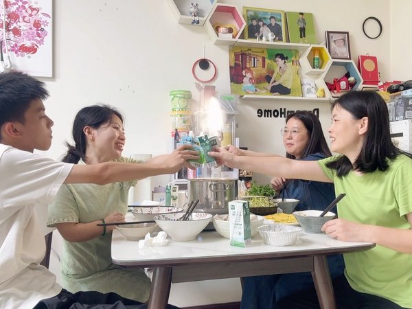 周末了，约姐妹们来家里一起烫火锅吃，人多好热闹