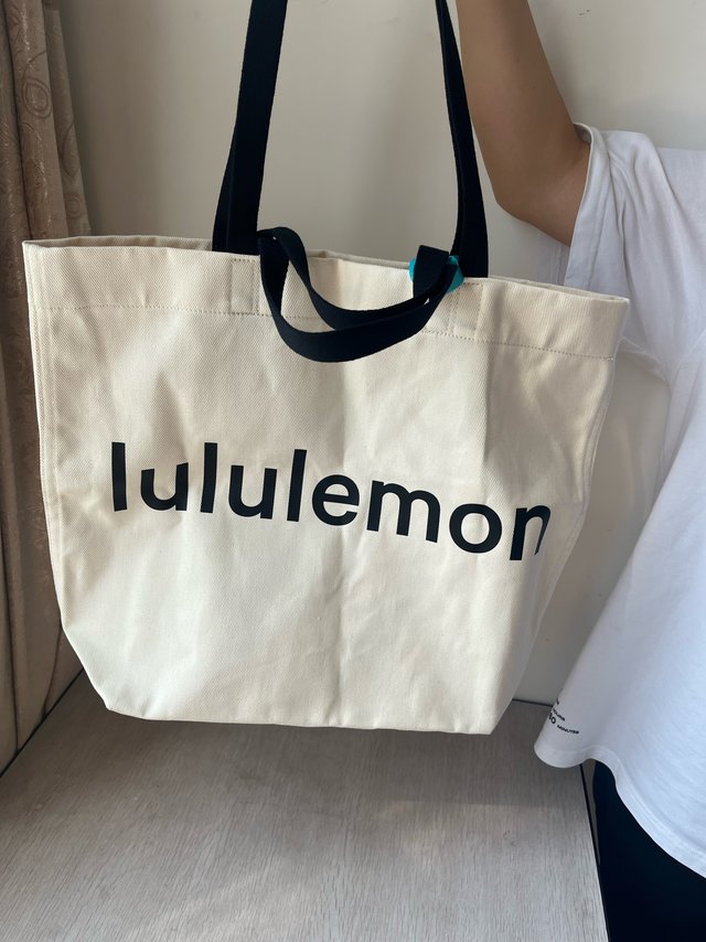 简约又能装的露露乐蒙帆布包真的不错呢😍