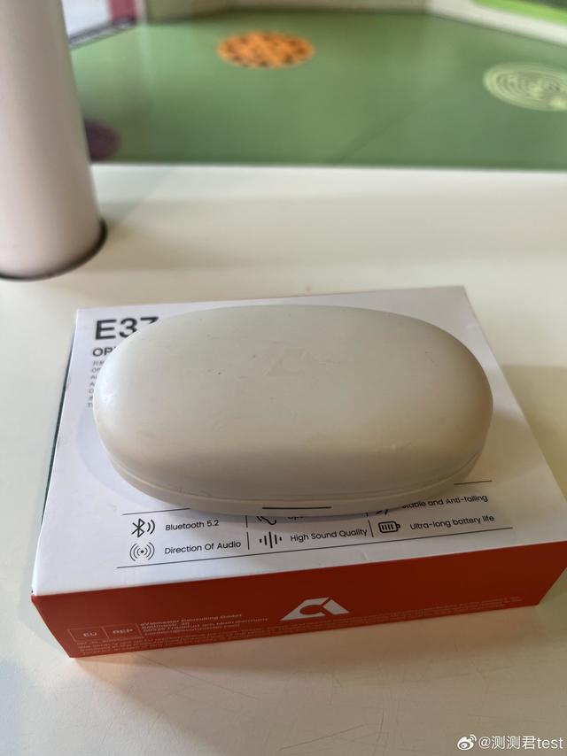 最近发现了一款宝藏耳机：一魔声学 E37。#数码好物种草计划# 它采用开放式设计，就像在耳朵旁带了两个小喇叭，一整天戴着耳朵都不会觉得累。特别适合喜欢跑步的小伙伴们。耳挂采用钛丝和硅胶材质，不易过敏，