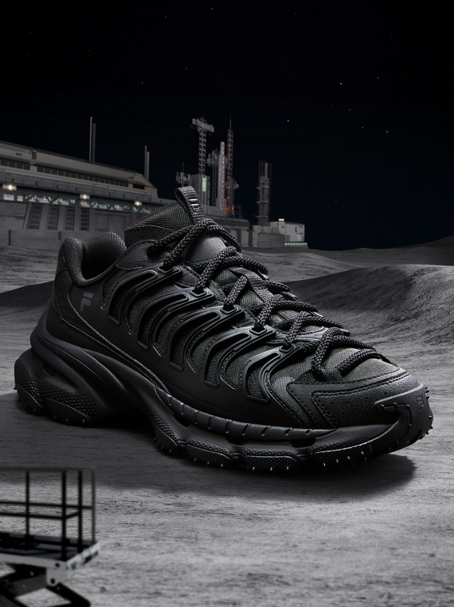 #CHUJIEinNews# 浩瀚无垠的宇宙星河之中，蕴藏着许多的未知奥秘与可能性。潮流运动品牌 FILA FUSION 携手设计师 LENA IDA KANKE 重磅推出未来感机能潮鞋——BRACK