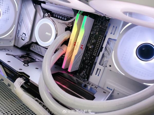 对于DIY爱好者来说,如今DDR5价格逼近DDR4,大家在装机时都会优先选择高频大容量DDR5换装。当然,追求极致性能的同时,RGB与颜值也成为了最佳装机搭档。为此,我入手了金百达白刃RGB系列DDR