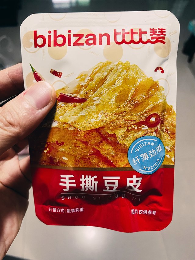 辣的过瘾，农村精神小伙们的高富帅食品。比比赞手撕豆皮开箱记