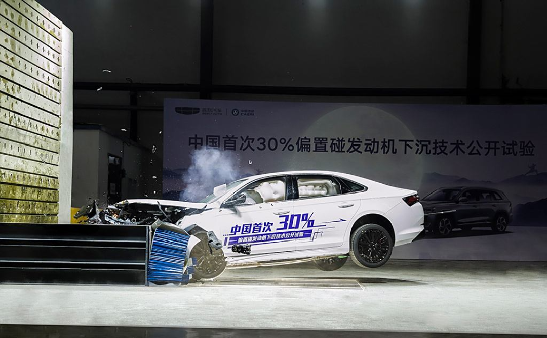 吉利星瑞完成首次30%偏置碰撞,星越L完成首次30吨货车侧翻顶压