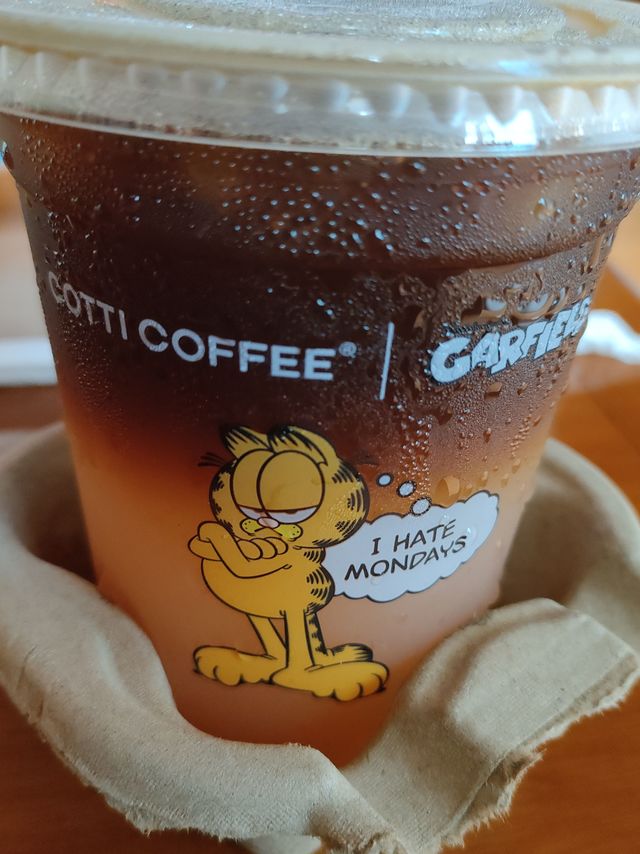 甜甜蜜蜜喝桃桃美式