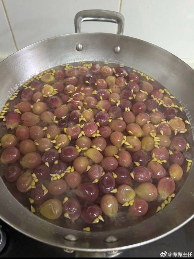 三伏天的一份养生食谱，希望你不是最后一个知道的，做给家人吃一吃——清热可多吃(补充VC、维A、钙质、蛋白质等)如下：牛奶、蜂蜜、海参、鸡蛋、莲藕、木耳、豆浆、山药、大枣、红豆薏苡仁粥、百合白粥、菊花白