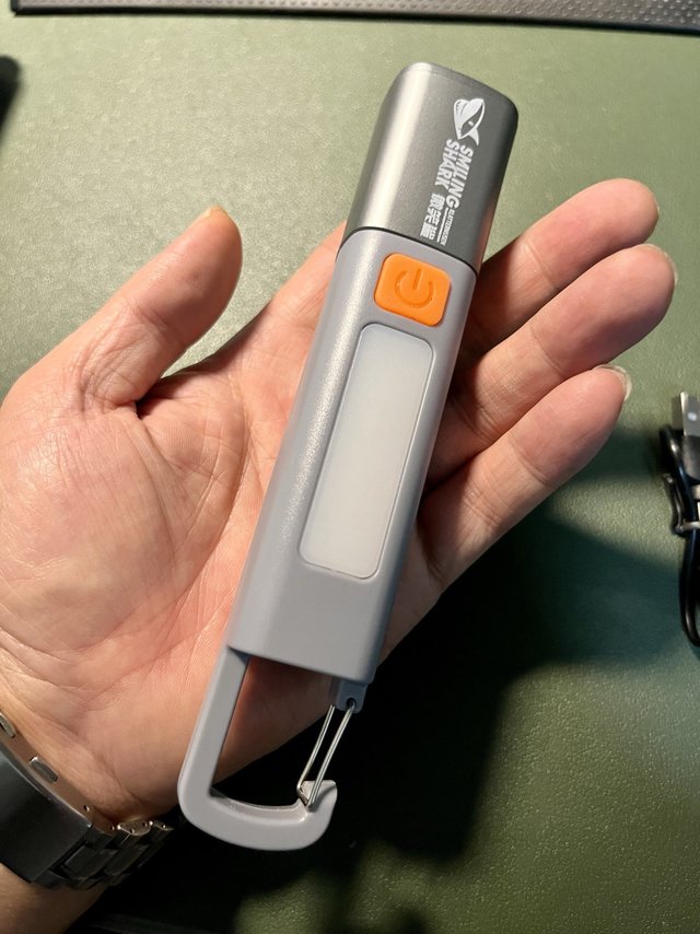不吃亏不上当的爆款微笑鲨小手电