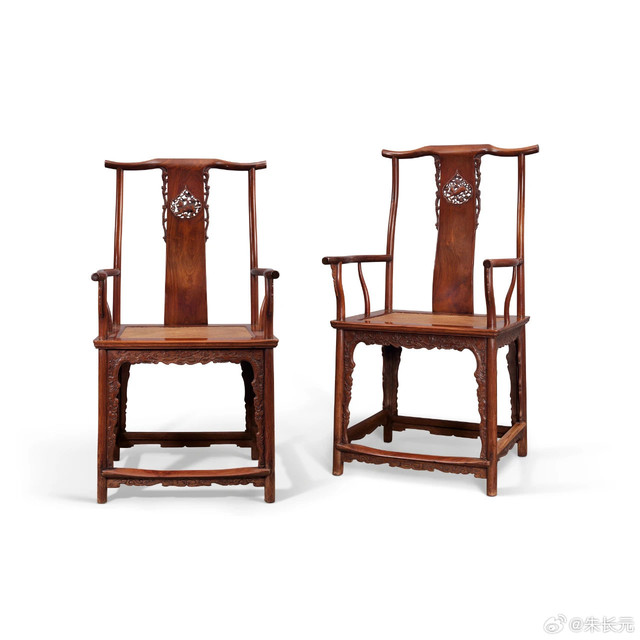 #艺术品市场# 【香港佳士得春拍｜十七世纪黄花梨四出头官帽椅（一对）】尺寸：高 119.4 cm，宽 64.7 cm，深 48.2 cm(一对)；拍前估价：港元 1000万港元至1500万港元。官帽椅