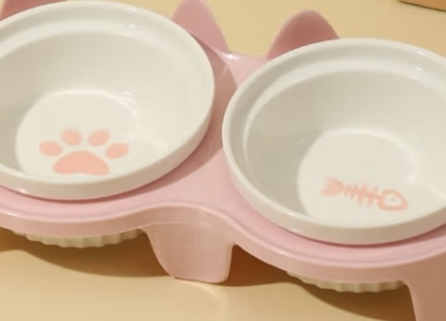 卉亦暮猫碗陶瓷猫食盆猫咪饭碗双碗斜口狗碗喝水碗保护颈椎防打翻 粉色防漏食架+陶瓷双碗