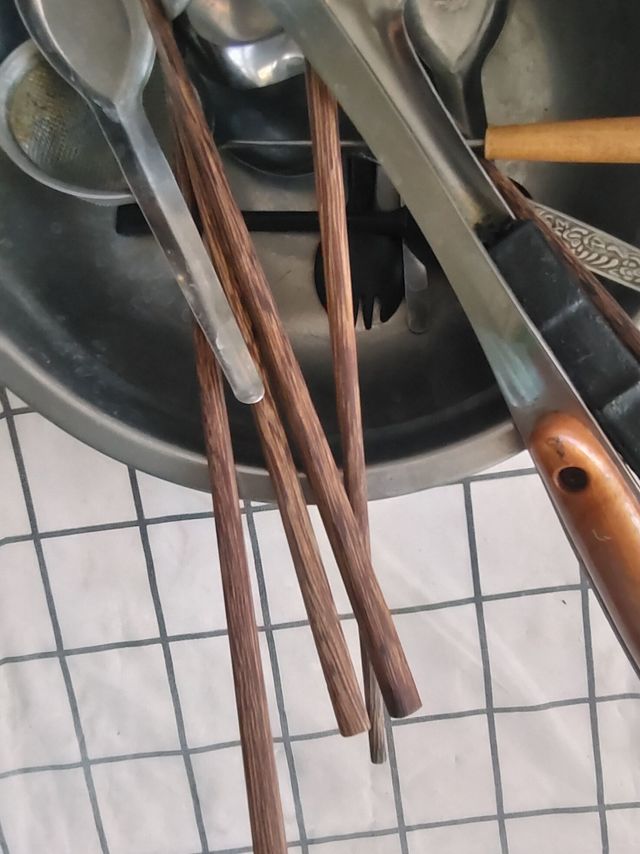 什么筷子不变形？我推荐三块钱20把的鸡翅木筷子。