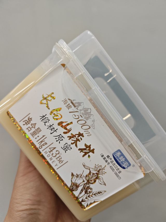 养蜂农长白山森林椴树原蜜