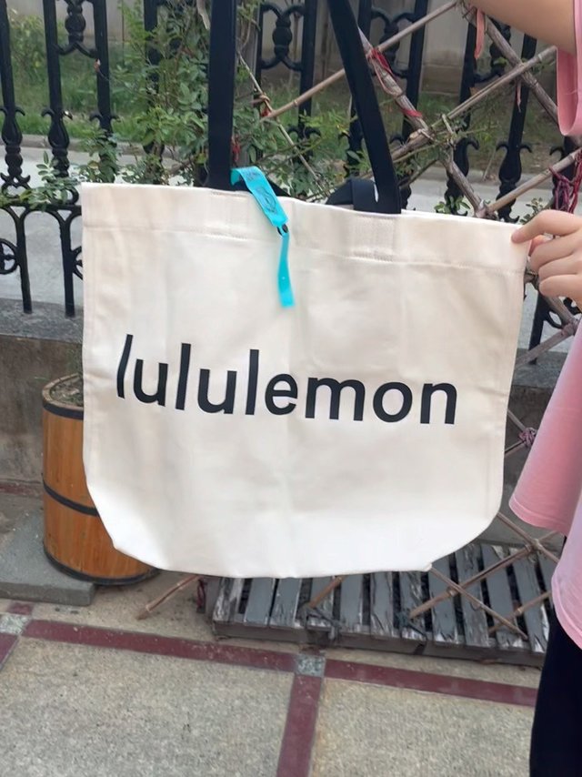 露露乐蒙帆布包我真的爱了～真的轻便又实用😍