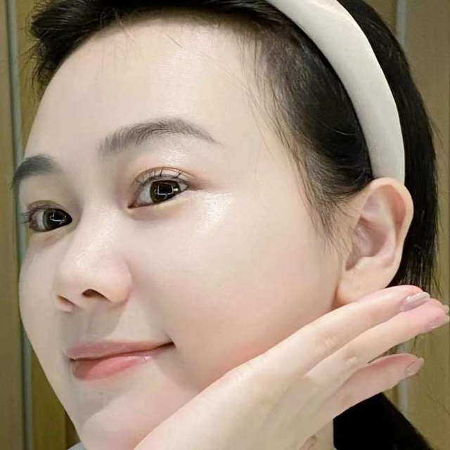 用了一年的院线美白精华，终于体会到女明星同款冷白皮有多绝！