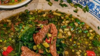 “脏乱破”的苍蝇馆子，咋就成了年轻人的最爱？ 