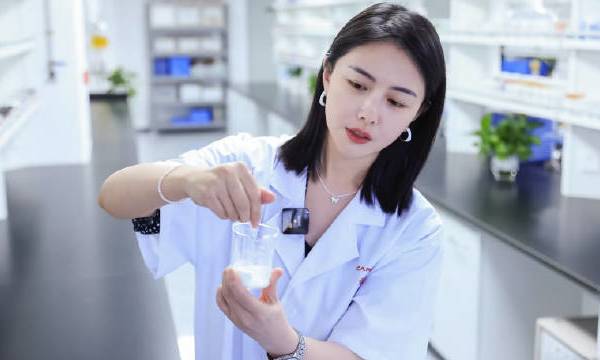 中国彩妆已经到了next level ！✨和@陈洁kiki 一起探索「智造工厂」🔍揭开卡姿兰专研底妆科技的内幕🔬不忘初心，「研」之有理#卡姿兰23周年庆##卡姿兰新智主研发# 卡姿兰Carslan的微