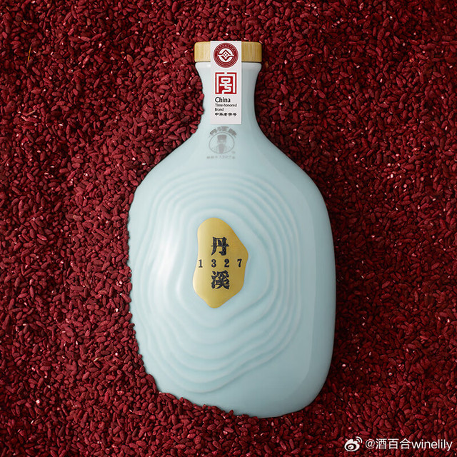 最贵的中国黄酒丹溪2千元🌷最贵的日本清酒十四代2万元🌹和大部分谷物一样，大米具有多层结构，皮、胚芽和外层的胚乳富含纤维素、脂肪、蛋白质等物质；越往中心，淀粉含量越高、越纯。从酒的口味来讲，用全米酿造的