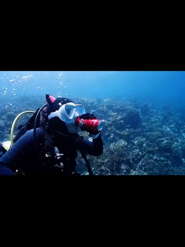 花式表演！水下喝可乐