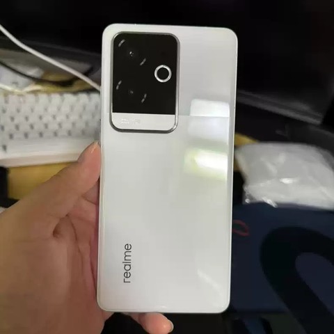 新品Realme GT6 12+256g 月之暗面 Realme GT6 debuts in China with beefier specs - SD 8 Gen 3
