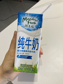 习惯了早餐喝牛奶，一顿不喝心慌慌🥛！部分脱脂高钙牛奶健康upup。