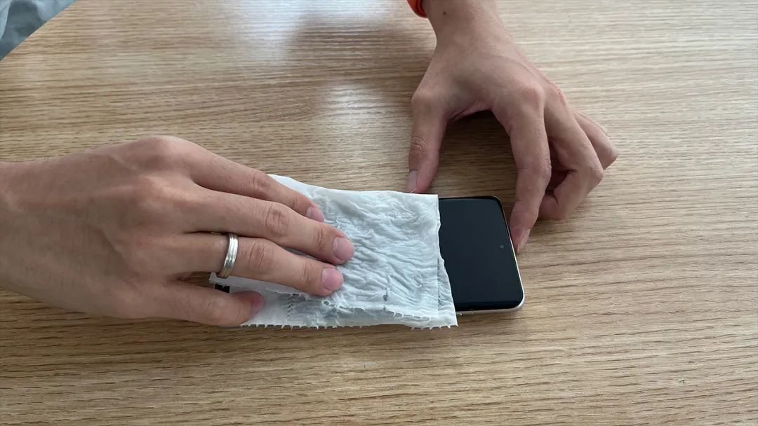 如何在手机进水后自救:五步自救指南