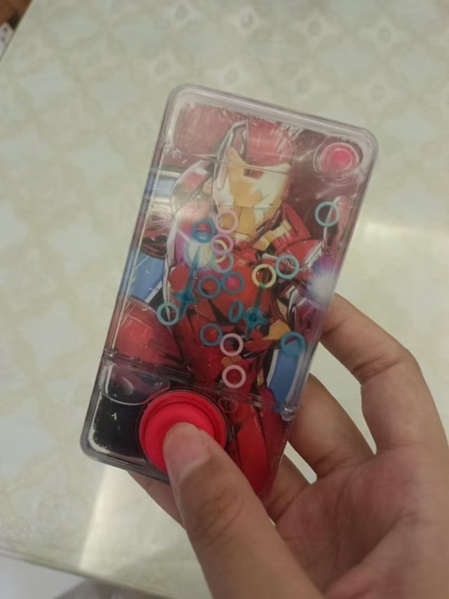 一款大多数人小时候都玩过的掌上游戏机