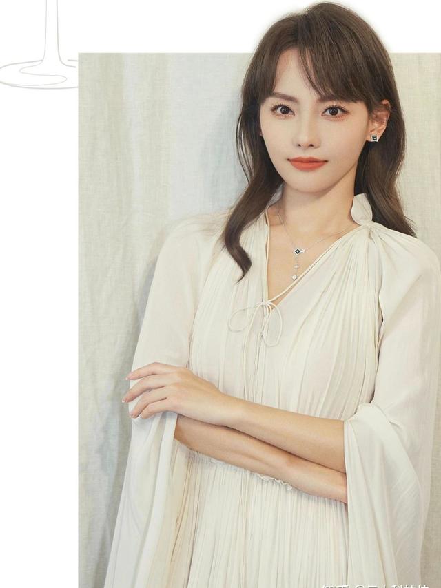 想送女朋友一个「有点小贵但能用很久」的饰品，有哪些品牌或款式推荐？