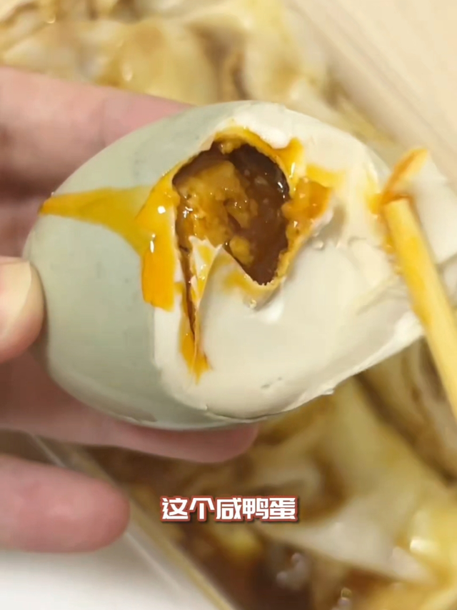 爱上咸鸭蛋：一场别样的味蕾冒险