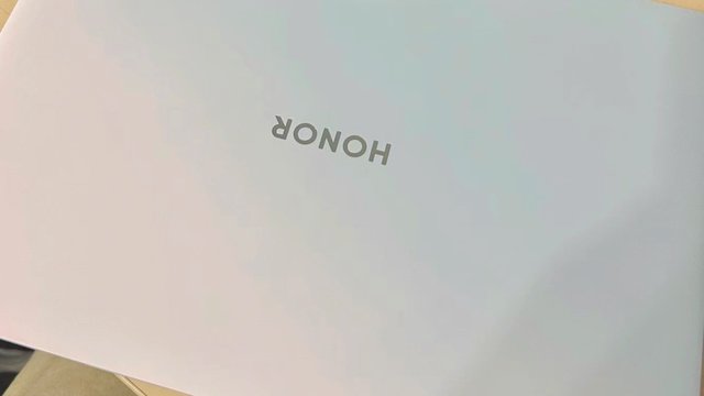 荣耀MagicBook Art 14笔记本，这也太薄了吧