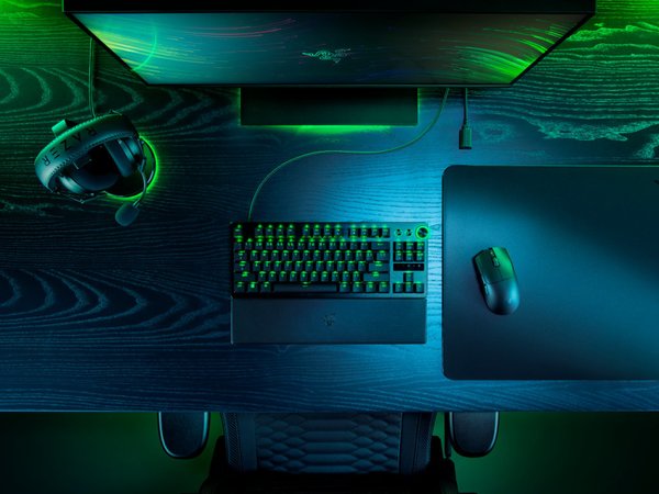 雷蛇 #Razer新品# 千呼万唤——「Razer Viper V3 Pro 雷蛇毒蝰V3专业版」现已发布！✅54克（黑色款）/55克（白色款）超轻量化设计，大幅减轻手部负担，实现精准操控✅采用第二代