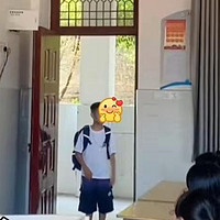 江西小男孩第一天上学，发现班主任是姑姑，愣在了原地，笑不活了