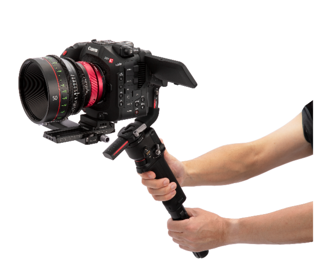 EOS C80搭配CN-R 85mm T1.3 L F及稳定器进行拍摄