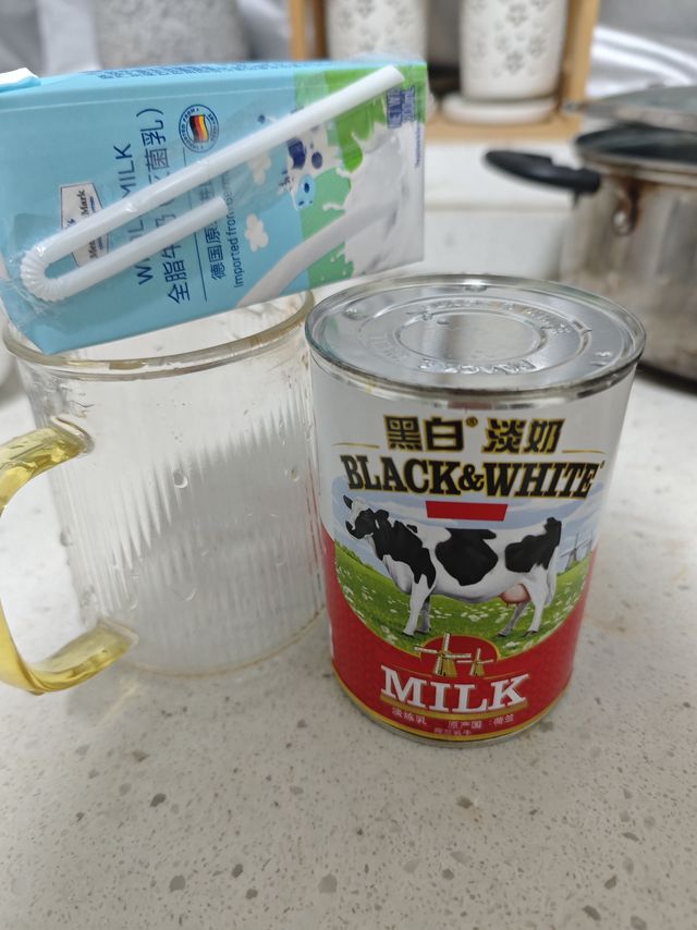 听说港式奶茶很多都是用的黑白淡奶！于是我买回来了～