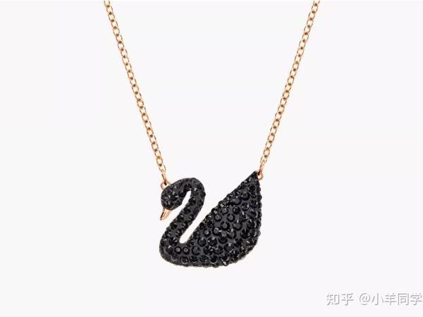 想送女朋友一个「有点小贵但能用很久」的饰品，有哪些品牌或款式推荐？