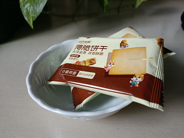 三只松鼠薄脆饼干：一口酥脆的美味体验