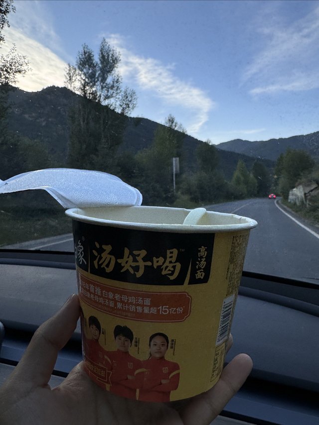 坐在车上吃泡面需要注意什么？