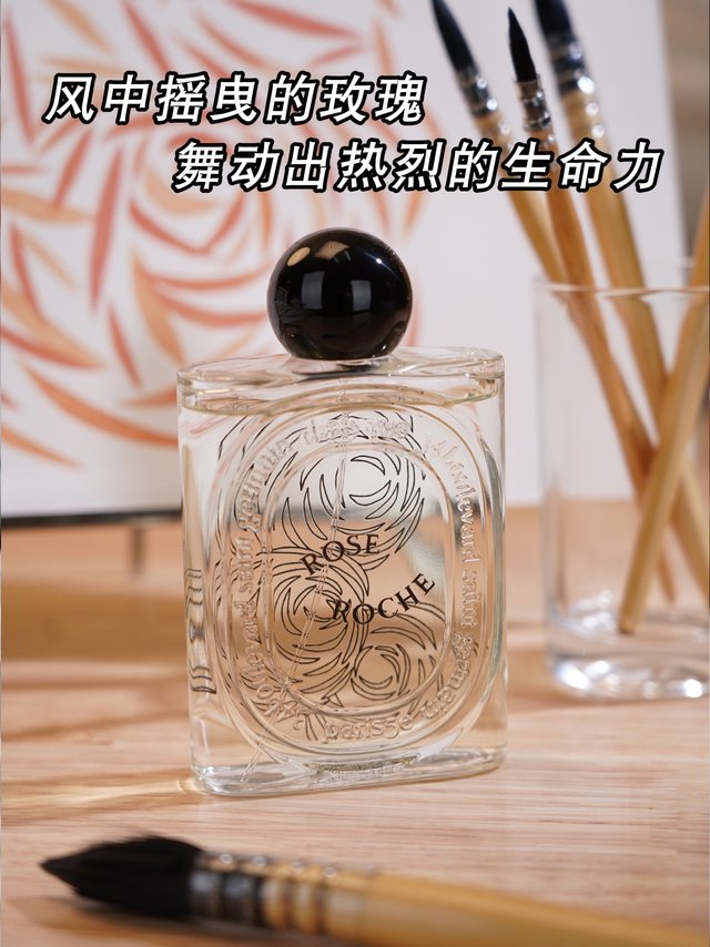 风中摇曳的玫瑰，舞动出热烈的生命力