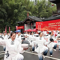 “走红军走过的路”徒步穿越系列活动（东安站）暨舜皇山首届登山活动举行