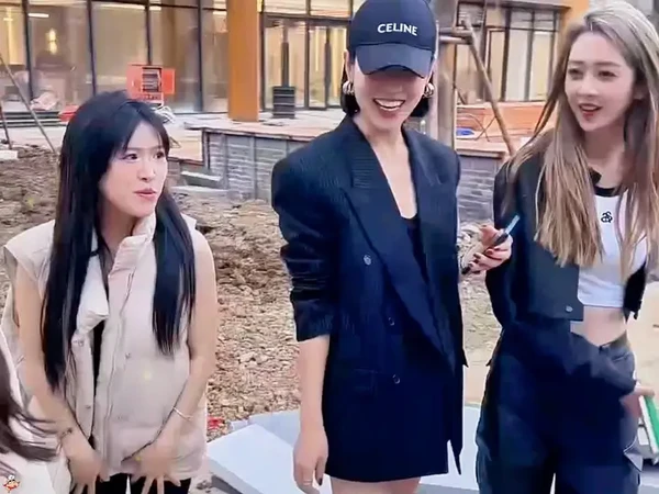 一身反骨的小黄又开始做一了，趁着师傅小杨哥不在，居然偷偷联和一众粉丝密谋造访，当师傅小杨哥回来时却吓的连话也不敢说了 . #疯狂小杨 #七老板 #娇润泉洗面奶 #洁面 #氨基酸