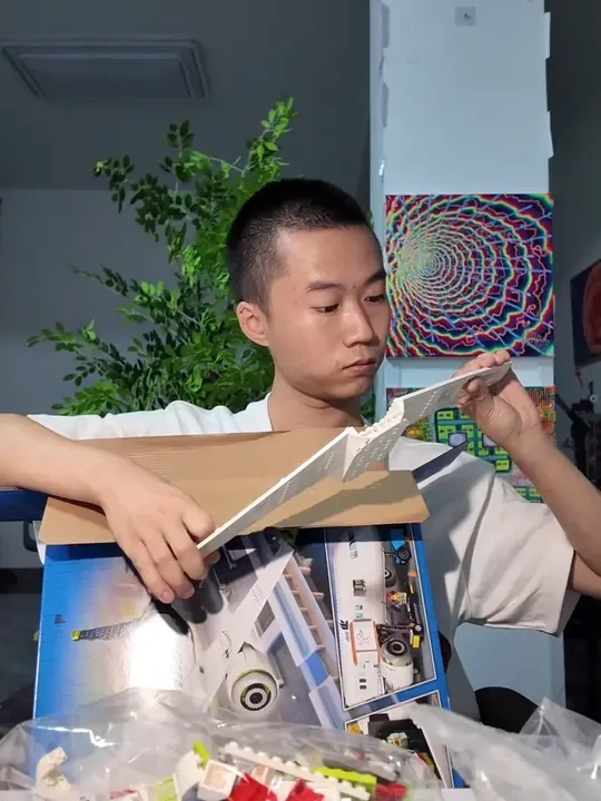 王甜心开箱乐高飞机。