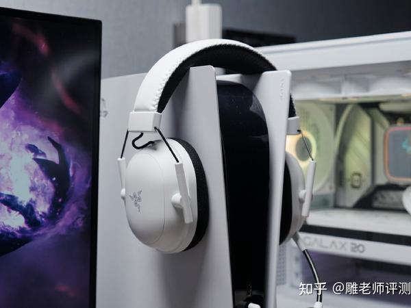 雷蛇旋风黑鲨 V2 专业版蓝牙耳机兼容 PS5 / Xbox 游戏机，该产品的性能如何？