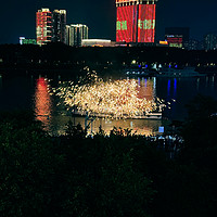 今天吃饭，顺便餐厅里看了个打铁花、