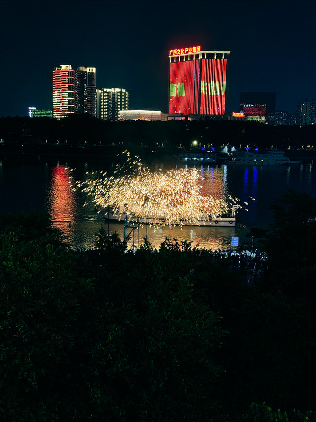 今天吃饭，顺便餐厅里看了个打铁花、