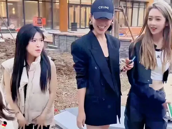 一身反骨的小黄又开始作妖了，以为师傅不在，偷偷联合一众粉丝密谋造反，当师傅回来时，却连话都说不明白了. #疯狂小杨哥 #七老板 #氨基酸洗面奶 #洁面 #娇润泉