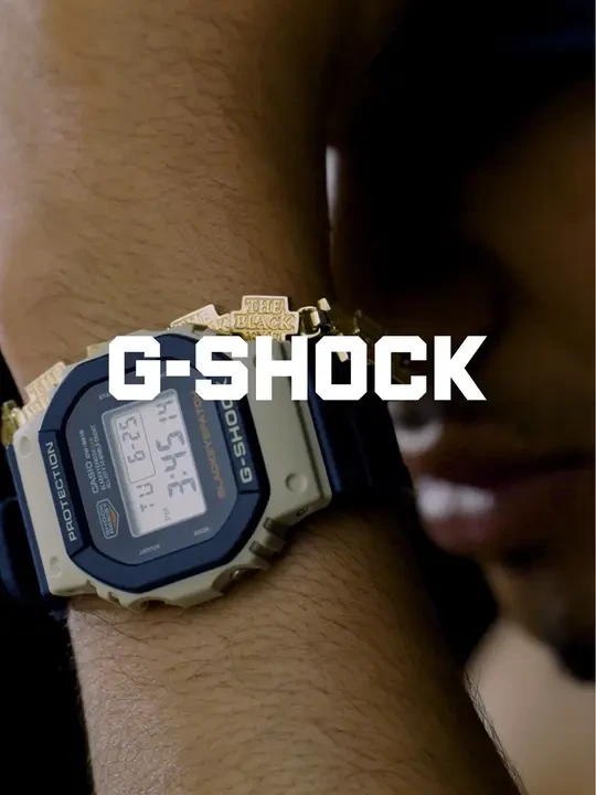 潮流集结，进阶工业构想。 G-SHOCK #BlackEyePatch 全新联名表款DW-5610BEP-2，融汇海军蓝、米色复古视觉与经典方块造型，背刻“纯正商品”标识，以双方个性设计语言诠释街头潮