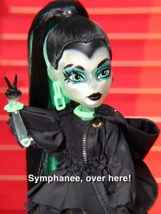 压轴登场。超自然超模Symphanee Midnight，穿着Off-White™ 2020秋季系列标志性礼服，手持霓虹